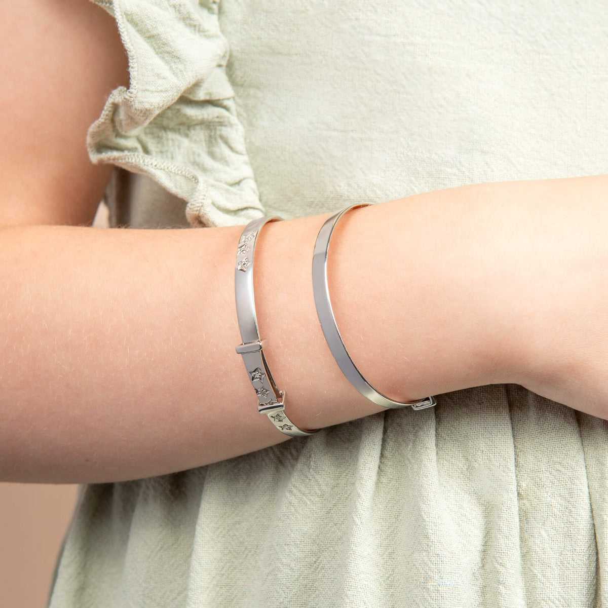 Expanding Bangle with Diamond