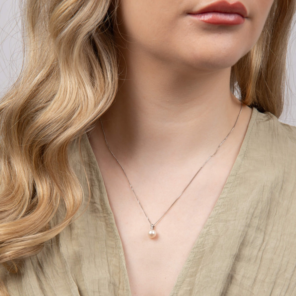 Freshwater Pearl Pendant with Diamond Bale