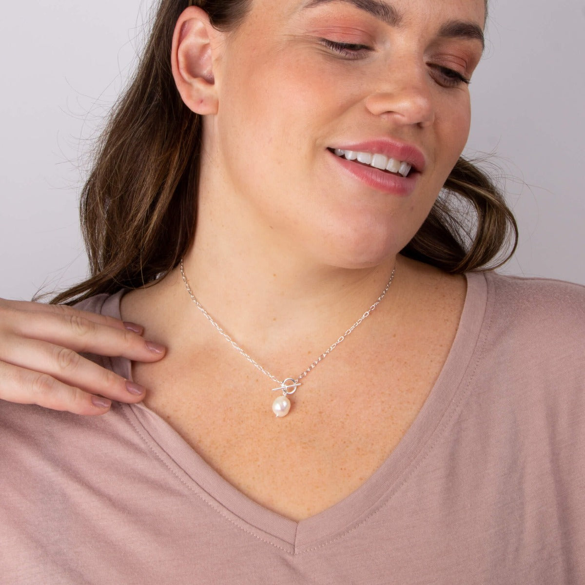T-Bar Chain Necklace with White Pearl