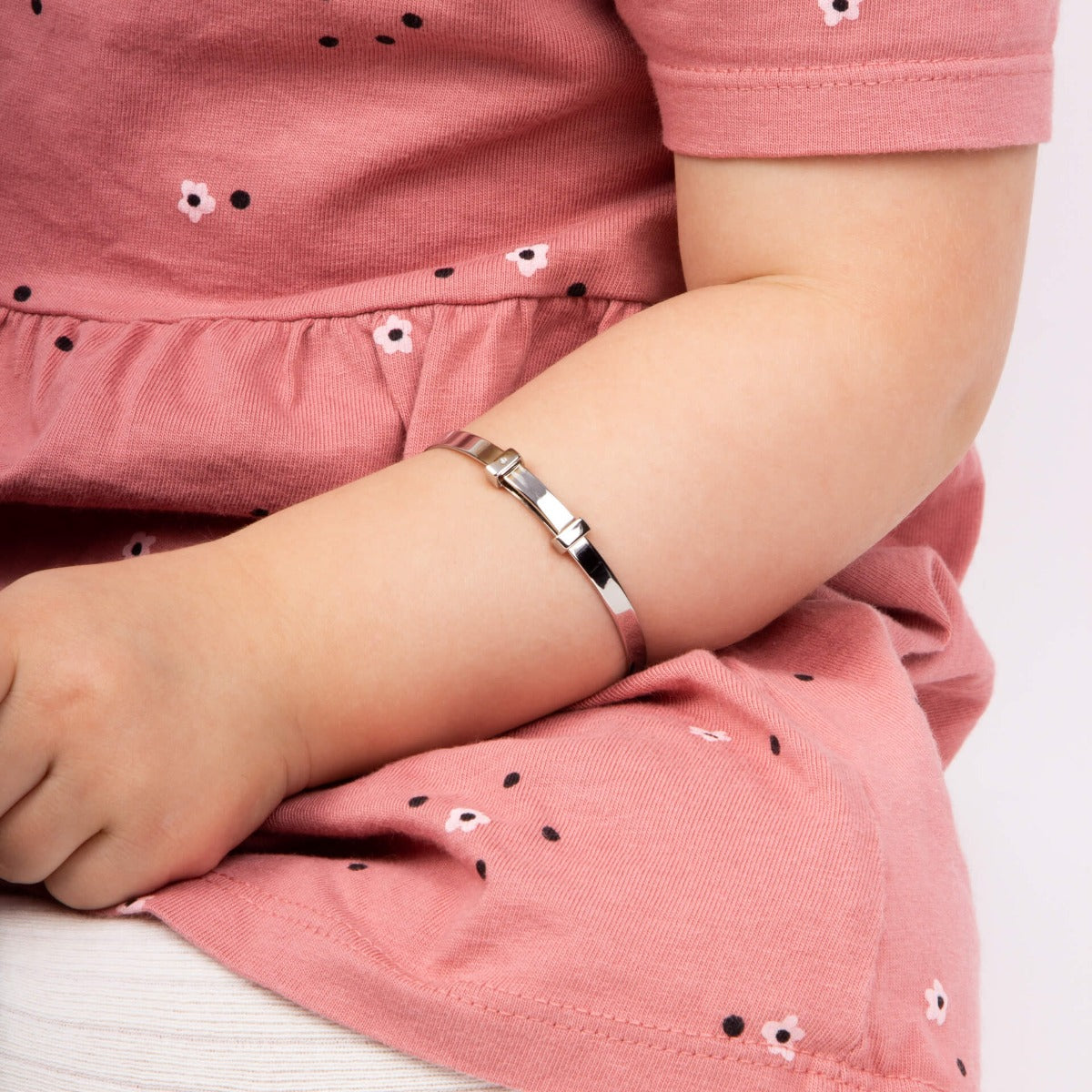Expanding Bangle with Diamond