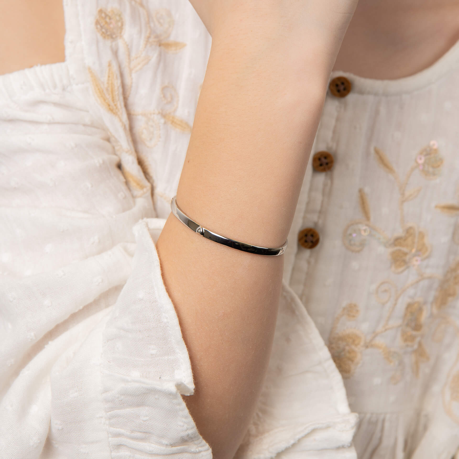 Heart Motif Hinged Maiden Bangle with Diamond
