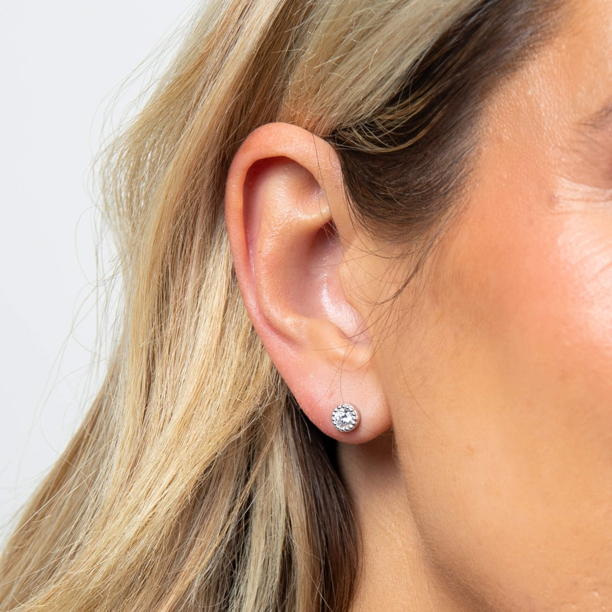 Millegrain Edge Round Stud Earrings